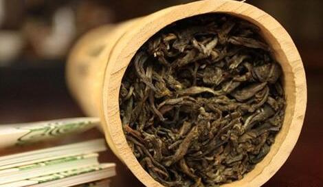 这点和布朗族竹筒茶很相似,二者区别在于德宏傣族香竹筒茶主要用当地